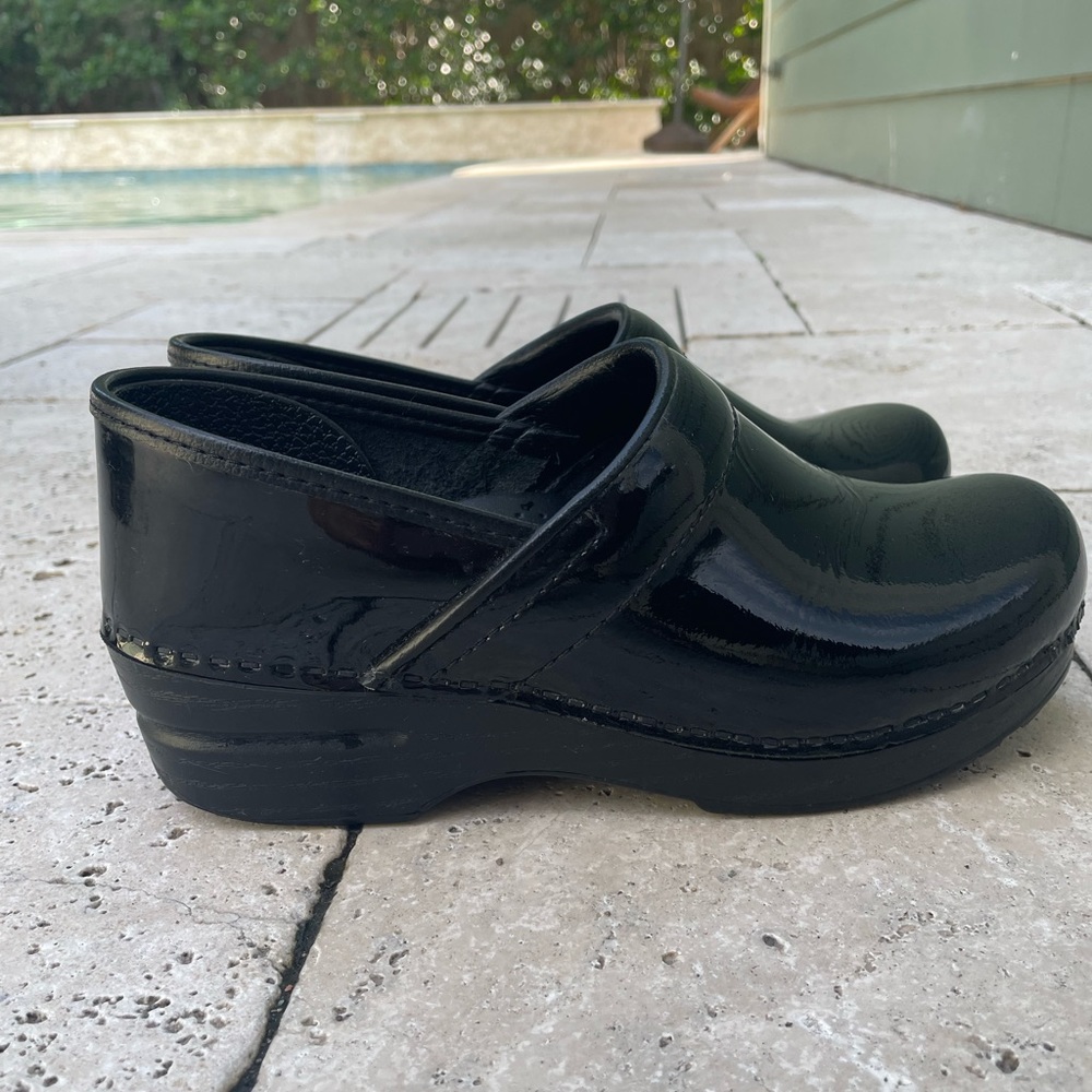 Dansko professional black patent leather clogs